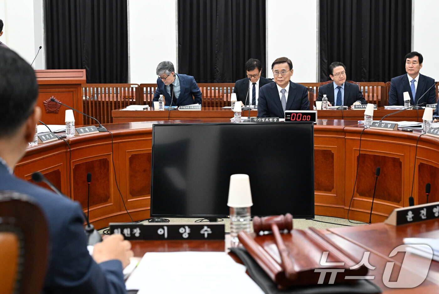 (서울=뉴스1) 국회사진기자단 = 이종석 국가정보원장이 1일 서울 여의도 국회에서 열린 정보위원회 전체회의에 자리하고 있다. 2026.9.1/뉴스1