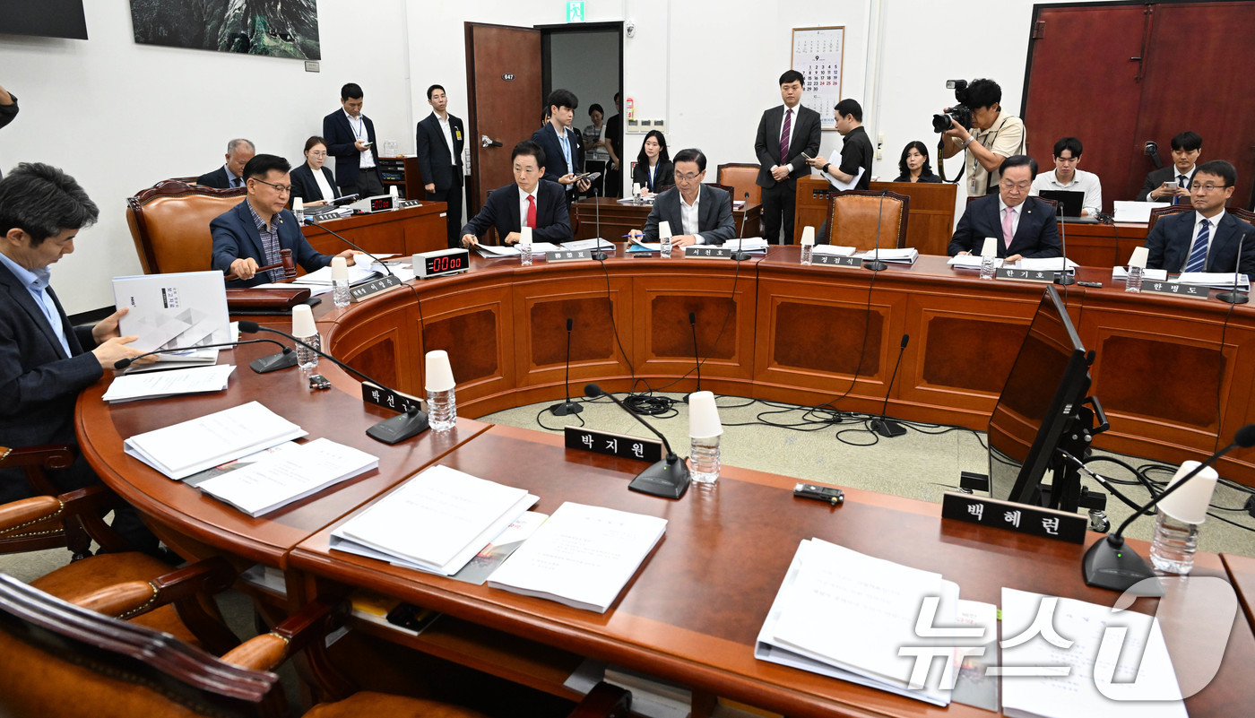 (서울=뉴스1) 국회사진기자단 = 이양수 정보위원장이 1일 서울 여의도 국회에서 열린 정보위원회 전체회의를 주재하고 있다. 2026.9.1/뉴스1