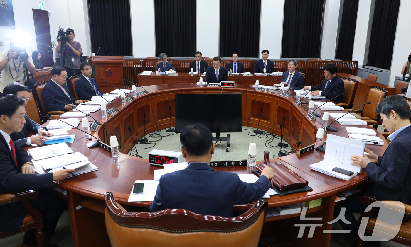 (서울=뉴스1) 국회사진기자단 = 이양수 정보위원장이 1일 서울 여의도 국회에서 열린 정보위원회 전체회의를 주재하고 있다. 2026.9.1/뉴스1