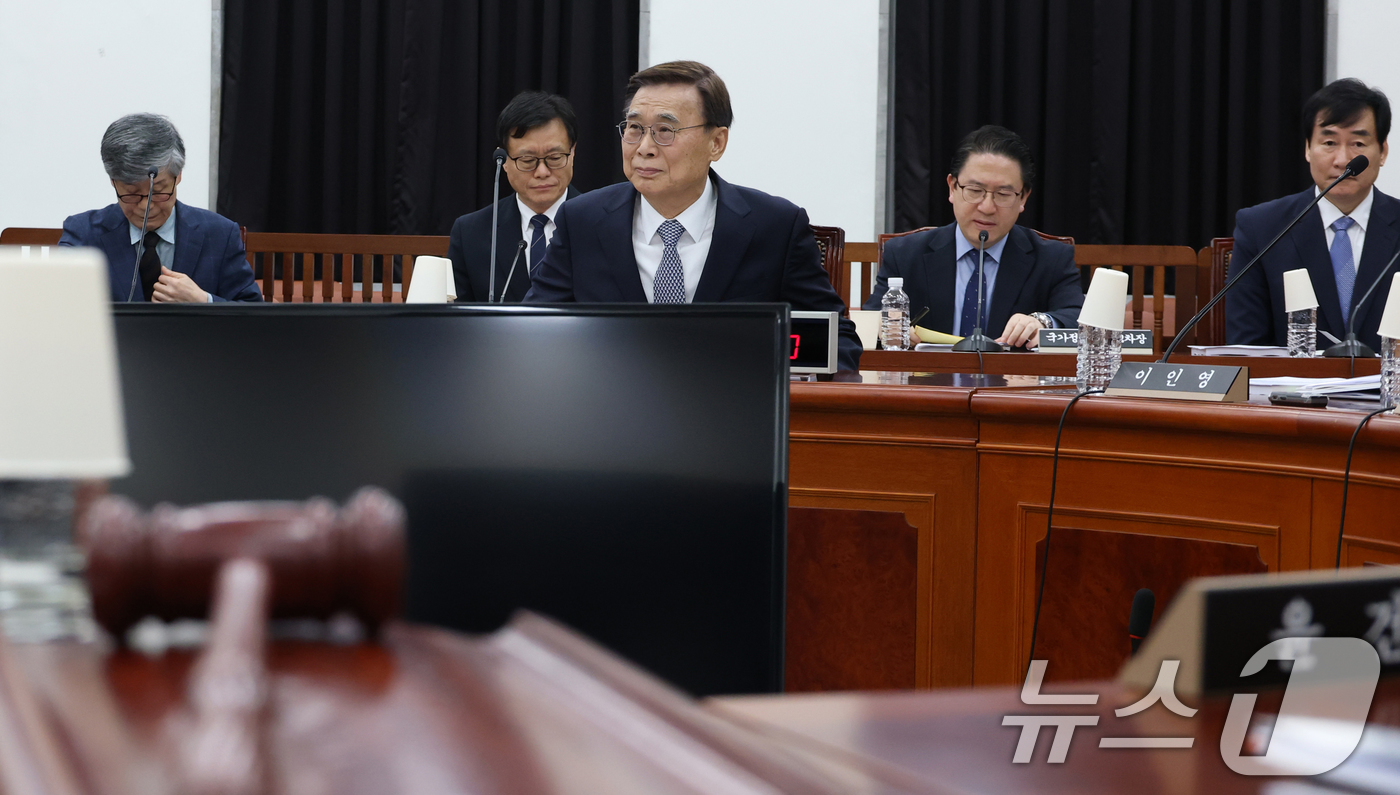 (서울=뉴스1) 국회사진기자단 = 이종석 국가정보원장이 1일 서울 여의도 국회에서 열린 정보위원회 전체회의에 자리하고 있다. 2026.9.1/뉴스1
