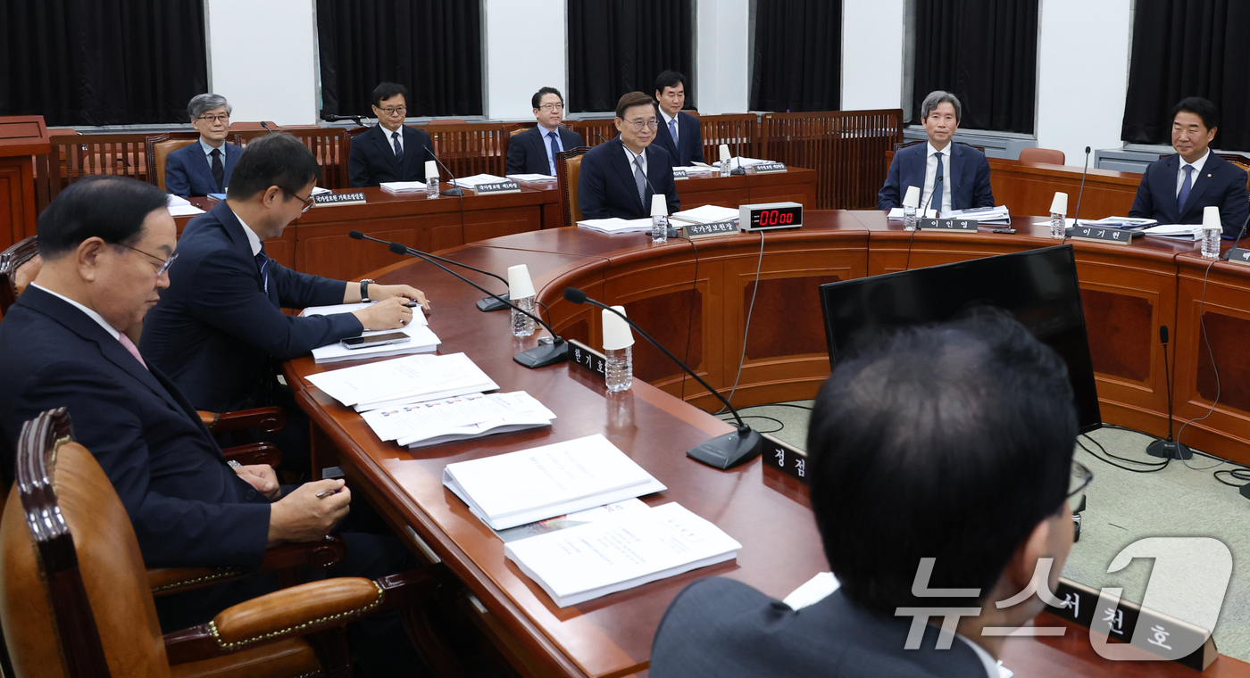 (서울=뉴스1) 국회사진기자단 = 이종석 국가정보원장이 1일 서울 여의도 국회에서 열린 정보위원회 전체회의에 자리하고 있다. 2026.9.1/뉴스1