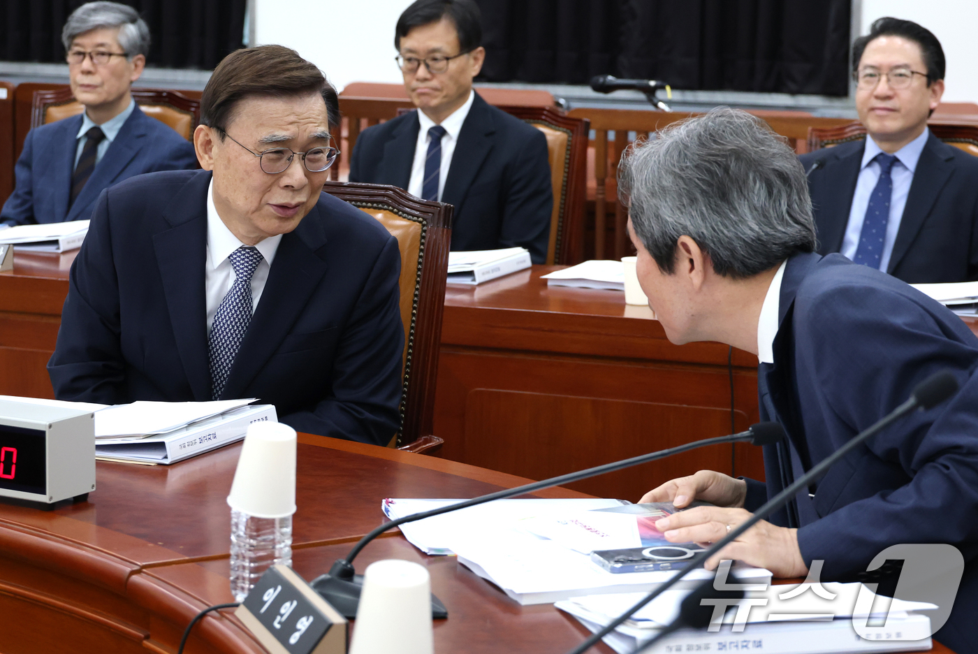 (서울=뉴스1) 국회사진기자단 = 이종석 국가정보원장이 1일 서울 여의도 국회에서 열린 정보위원회 전체회의에서 이인영 더불어민주당 의원과 대화하고 있다. 2026.9.1/뉴스1