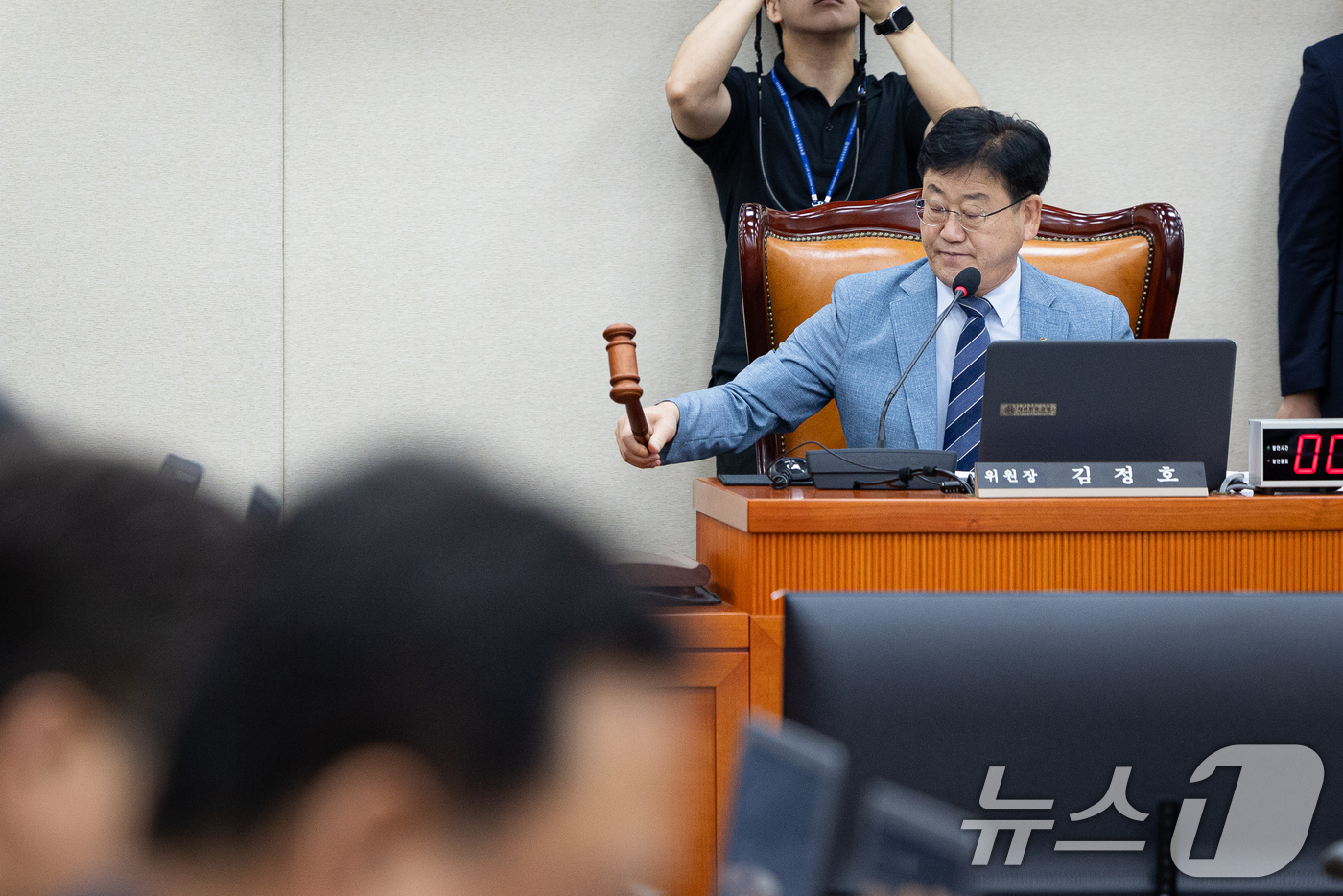 (서울=뉴스1) 유승관 기자 = 김정호 국회 기후에너지환경노동위원장이 1일 서울 여의도 국회에서 열린 제439회 국회(정기회) 기후에너지환경노동위원회 제1차 전체회의에서 의사봉을 …