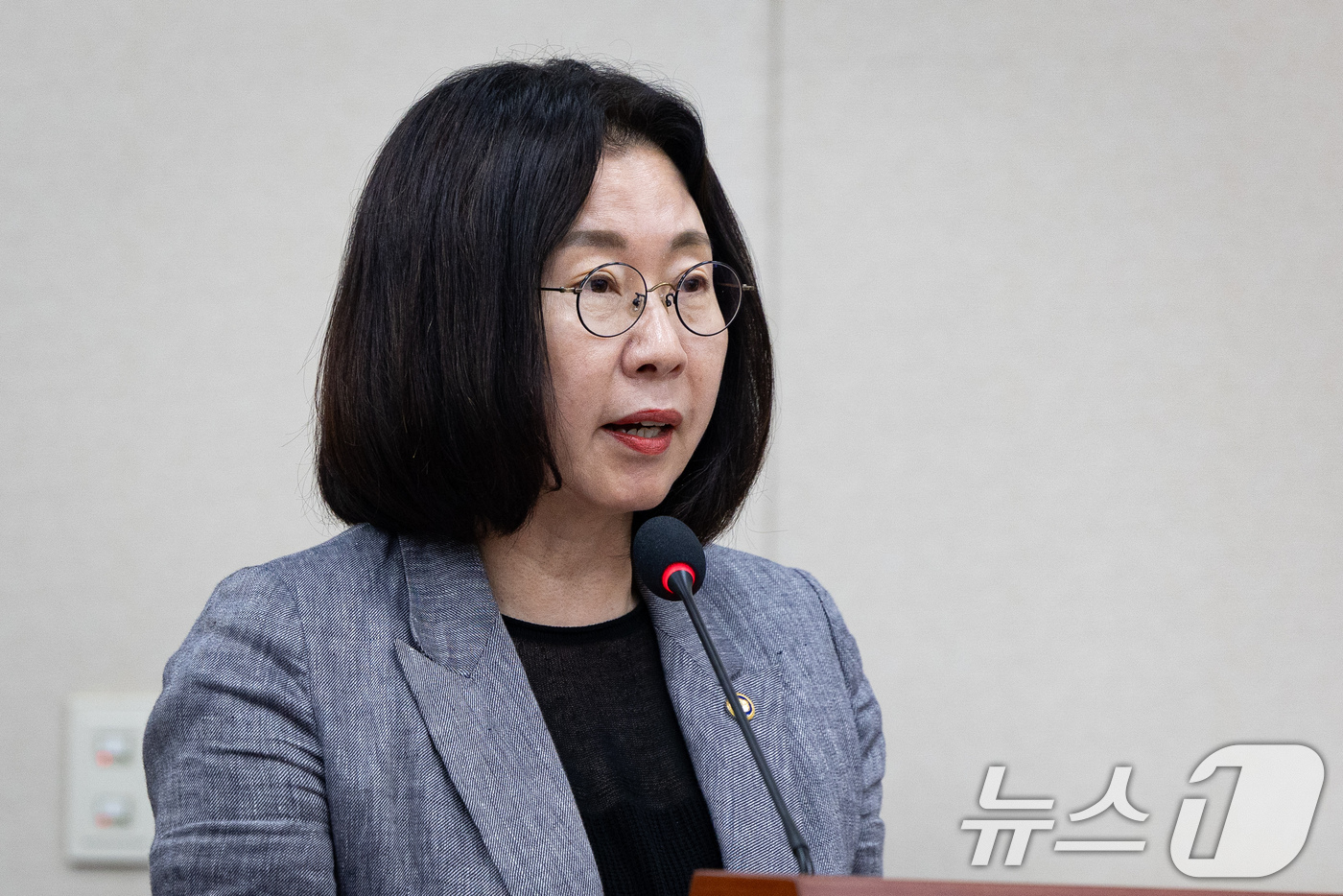 (서울=뉴스1) 유승관 기자 = 이미선 기상청장이 1일 서울 여의도 국회에서 열린 제439회 국회(정기회) 기후에너지환경노동위원회 제1차 전체회의에 출석해 결산 의결 인사말을 하고 …