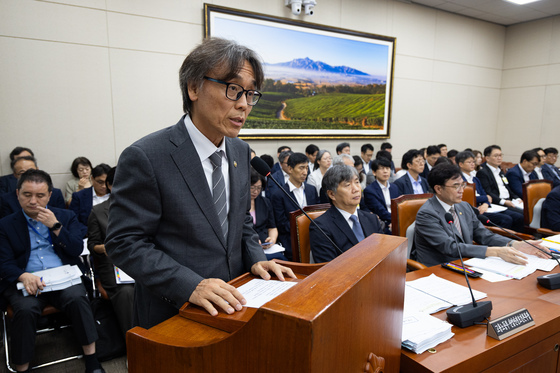 결산 의결 인사말하는 금한승 기후에너지환경부 1차관