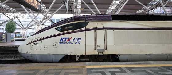통합 첫날 서울역에 선 '자주색 KTX'