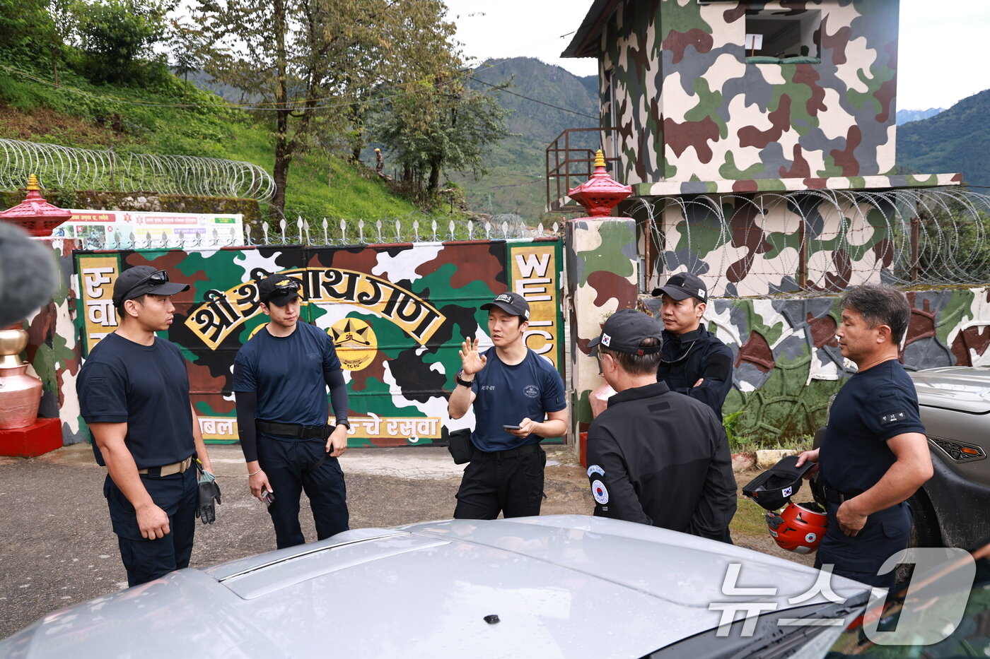 본문 이미지 - 정부합동신속대응팀이 1일(현지시간) 네팔 홍수와 산사태로 피해를 입은 수력발전소 현장으로 이동하기 위한 협조를 구하기 위해 네팔 라수와 둔체의 한 군부대 인근에서 대화하고 있다. 2026.9.1 ⓒ 뉴스1 구윤성 기자