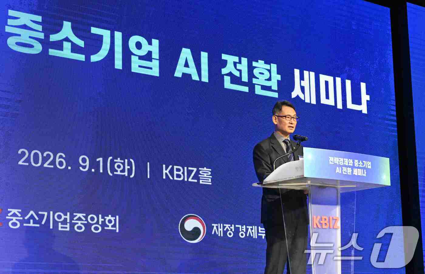 (서울=뉴스1) = 허장 재정경제부 차관이 1일 서울 영등포구 중소기업중앙회에서 열린 '전략경제와 중소기업 AI전환 세미나'에서 축사하고 있다. (재정경제부 제공. 재판매 및 DB …