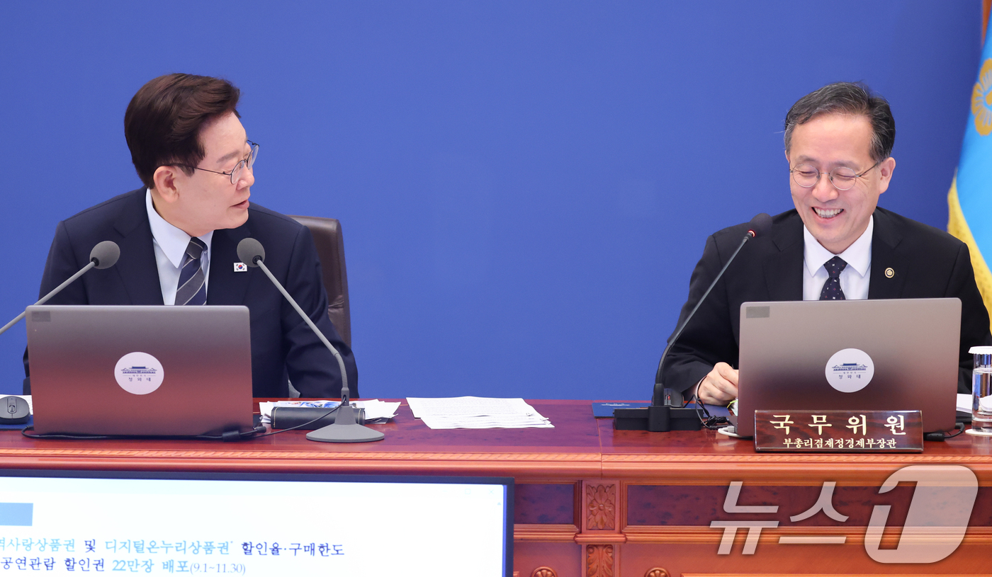 (서울=뉴스1) 이재명 기자 = 이재명 대통령과 부총리 겸 재정경제부 장관 후보자인 이형일 재경부 1차관이 1일 청와대에서 열린 국무회의에서 대화하고 있다. 2026.9.1/뉴스1 …