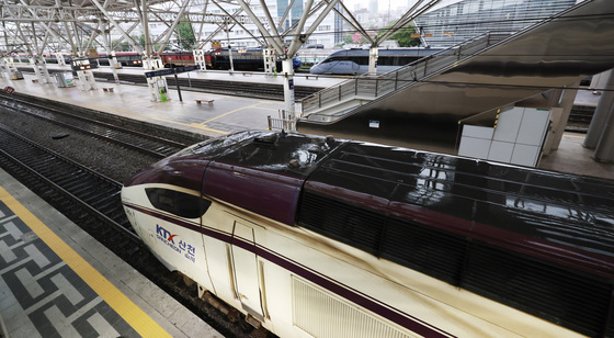 서울역 들어서는 '자주색 KTX'