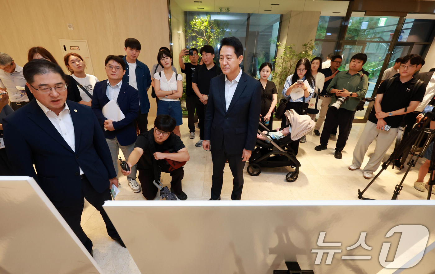 (서울=뉴스1) 최지환 기자 = 오세훈 서울시장이 1일 서울 송파구 잠실르엘에서 신혼부부 장기전세주택 미리내집 현장을 방문해 현황 보고를 받고 있다. (공동취재) 2026.9.1/ …