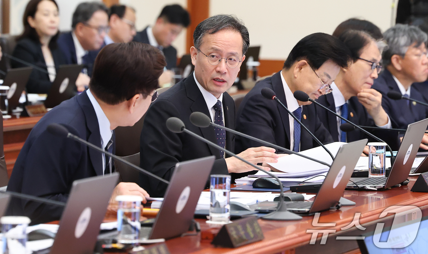 (서울=뉴스1) 이재명 기자 = 이재명 대통령과 부총리 겸 재정경제부 장관 후보자인 이형일 재경부 1차관이 1일 청와대에서 열린 국무회의에서 대화하고 있다. 2026.9.1/뉴스1 …