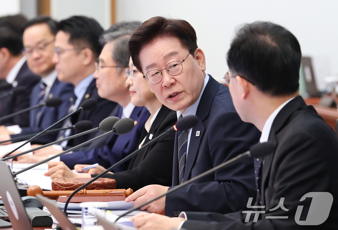 (서울=뉴스1) 이재명 기자 = 이재명 대통령과 부총리 겸 재정경제부 장관 후보자인 이형일 재경부 1차관이 1일 청와대에서 열린 국무회의에서 대화하고 있다. 2026.9.1/뉴스1 …