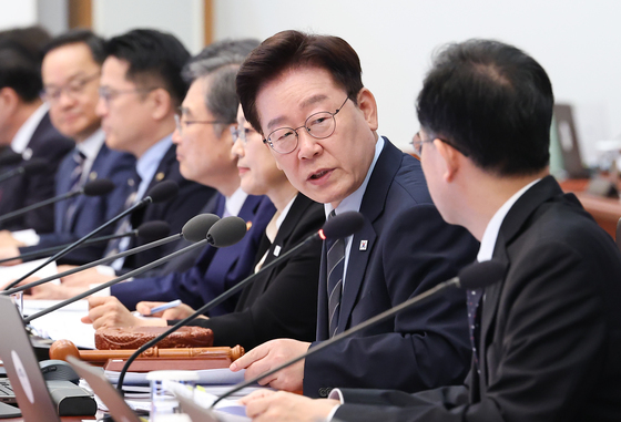이형일 차관과 대화하는 이재명 대통령