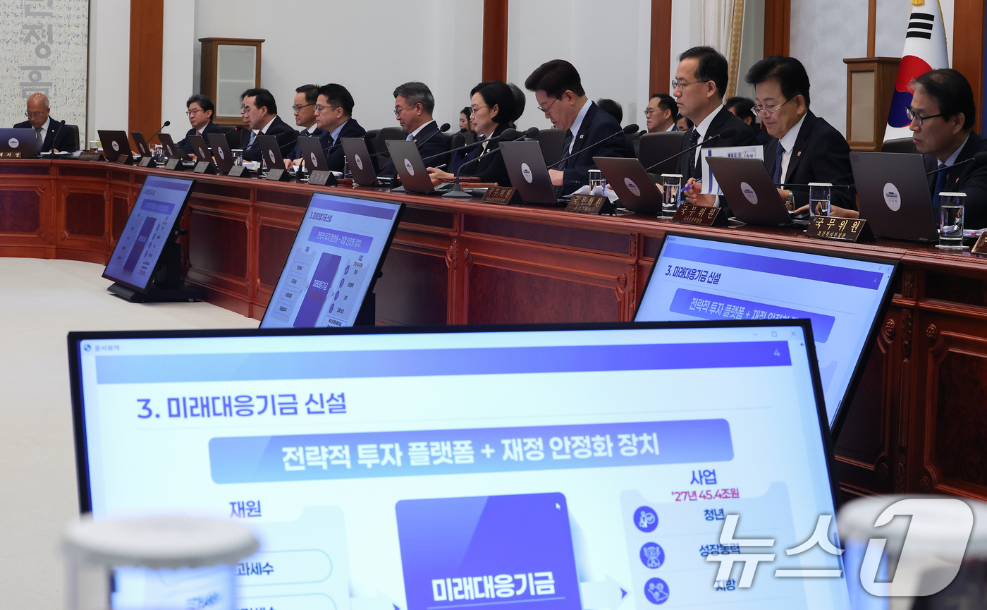 (서울=뉴스1) 이재명 기자 = 박홍근 기획예산처 장관이 1일 청와대에서 열린 국무회의에서 2027년도 예산안 및 2026~2030 국가재정 운용계획을 보고하고 있다. 2026.9 …