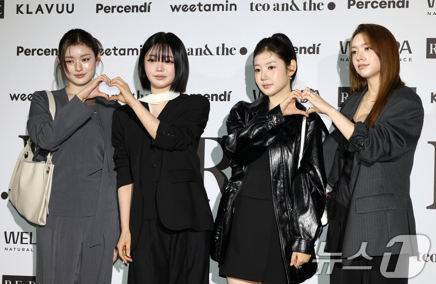 (서울=뉴스1) 김진환 기자 = 걸그룹 피프티피프티가 1일 서울 중구 동대문디자인플라자(DDP)에서 열린 2027 S/S서울패션위크 리이(RE RHEE) 컬렉션에 참석해 포즈를 취 …