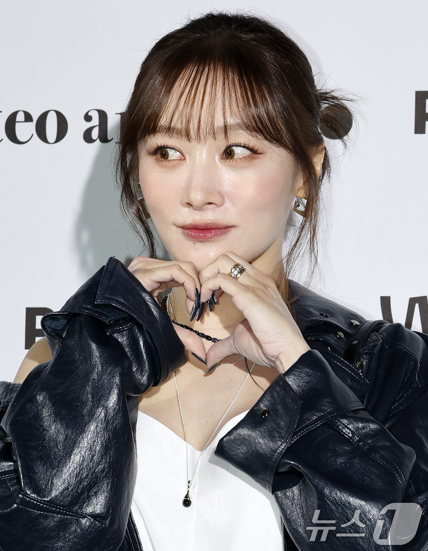 (서울=뉴스1) 김진환 기자 = 가수 니콜이 1일 서울 중구 동대문디자인플라자(DDP)에서 열린 2027 S/S서울패션위크 리이(RE RHEE) 컬렉션에 참석해 포즈를 취하고 있다 …