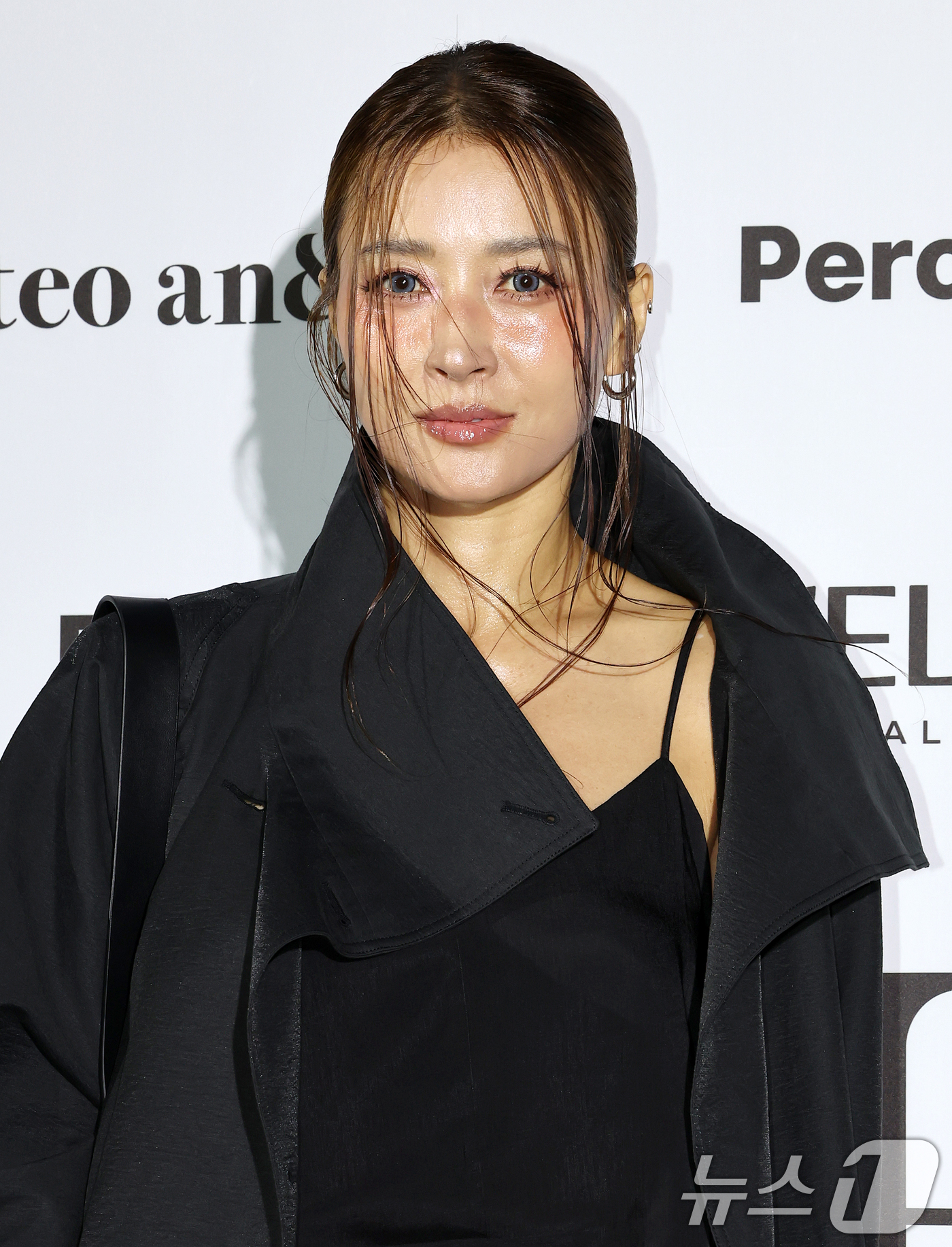 (서울=뉴스1) 김진환 기자 = 방송인 황보가 1일 서울 중구 동대문디자인플라자(DDP)에서 열린 2027 S/S서울패션위크 리이(RE RHEE) 컬렉션에 참석해 포즈를 취하고 있 …