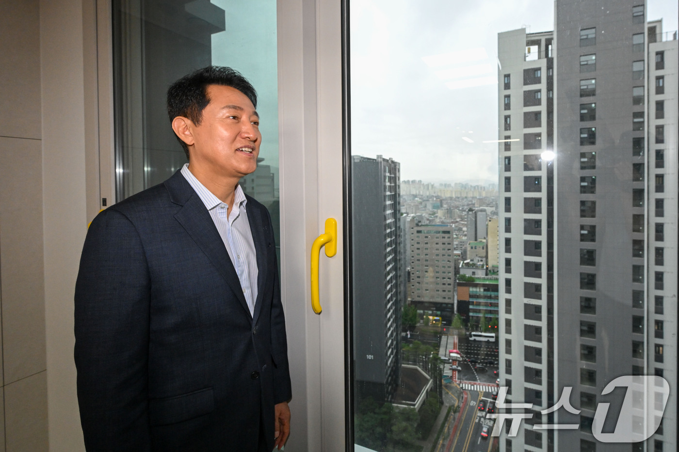 (서울=뉴스1) 최지환 기자 = 오세훈 서울시장이 1일 서울 송파구 잠실르엘에서 신혼부부 장기전세주택 미리내집 현장을 점검하고 있다. (공동취재) 2026.9.1/뉴스1