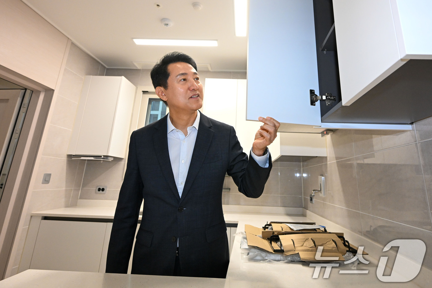 (서울=뉴스1) 최지환 기자 = 오세훈 서울시장이 1일 서울 송파구 잠실르엘에서 신혼부부 장기전세주택 미리내집 현장을 점검하고 있다. (공동취재) 2026.9.1/뉴스1