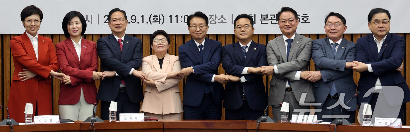 (서울=뉴스1) 황기선 기자 = 권칠승 더불어민주당 정책위의장과 임이자 국민의힘 정책위의장이 1일 오전 서울 여의도 국회에서 열린 '더불어민주당-국민의힘 정책위원회 연석회의'에서 …