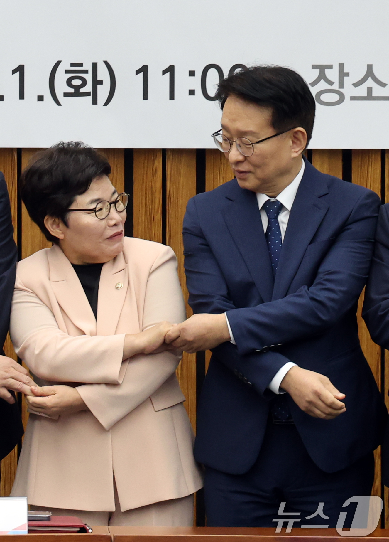 (서울=뉴스1) 황기선 기자 = 권칠승 더불어민주당 정책위의장과 임이자 국민의힘 정책위의장이 1일 오전 서울 여의도 국회에서 열린 '더불어민주당-국민의힘 정책위원회 연석회의'에서 …