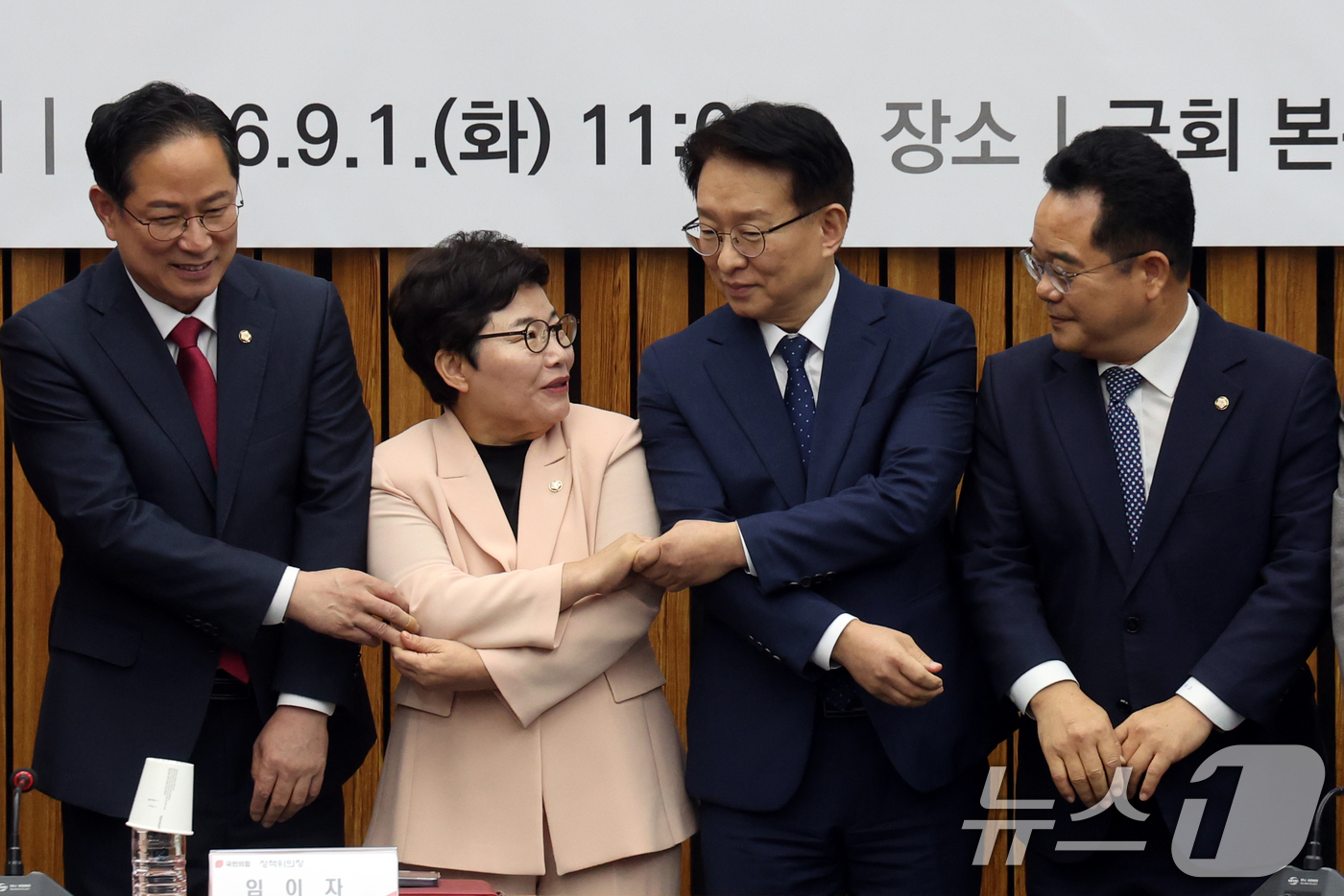 (서울=뉴스1) 황기선 기자 = 권칠승 더불어민주당 정책위의장과 임이자 국민의힘 정책위의장이 1일 오전 서울 여의도 국회에서 열린 '더불어민주당-국민의힘 정책위원회 연석회의'에서 …