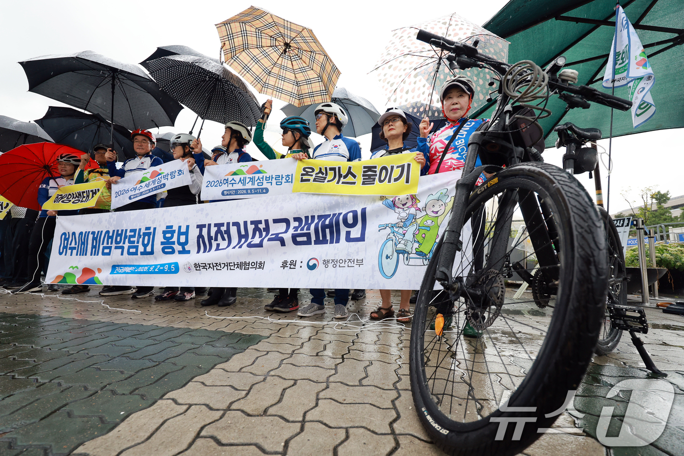 (서울=뉴스1) 이호윤 기자 = 한국자전거단체협의회 회원들이 1일 서울 여의도 국회 앞에서 여수섬세계박람회 홍보 자전거전국캠페인 시민자전거홍보단 발대식 기자회견을 하고 있다. 20 …