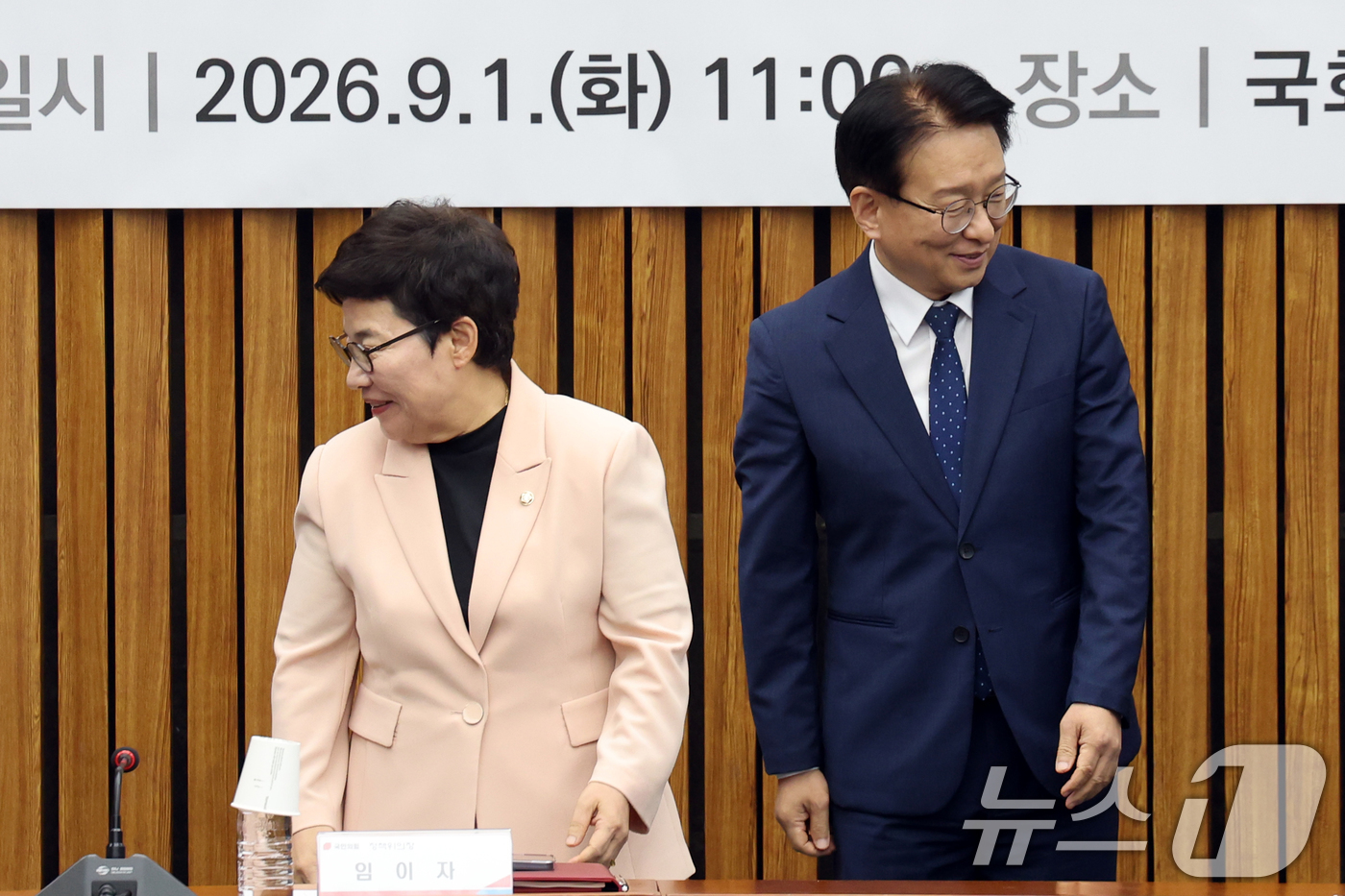 (서울=뉴스1) 황기선 기자 = 권칠승 더불어민주당 정책위의장과 임이자 국민의힘 정책위의장이 1일 오전 서울 여의도 국회에서 열린 '더불어민주당-국민의힘 정책위원회 연석회의'에서 …