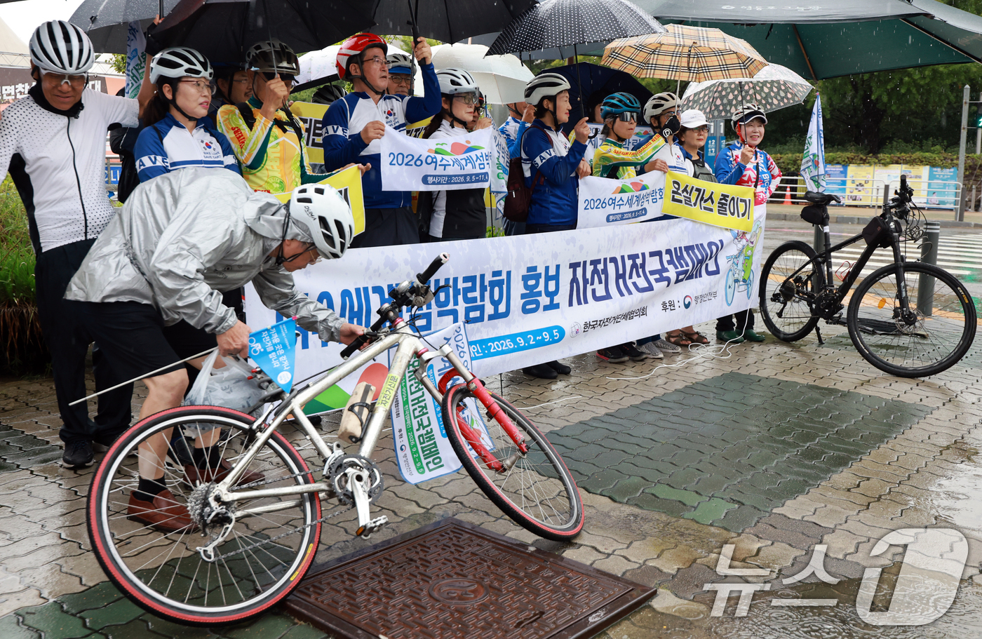 (서울=뉴스1) 이호윤 기자 = 한국자전거단체협의회 회원들이 1일 서울 여의도 국회 앞에서 여수섬세계박람회 홍보 자전거전국캠페인 시민자전거홍보단 발대식 기자회견을 하고 있다. 20 …