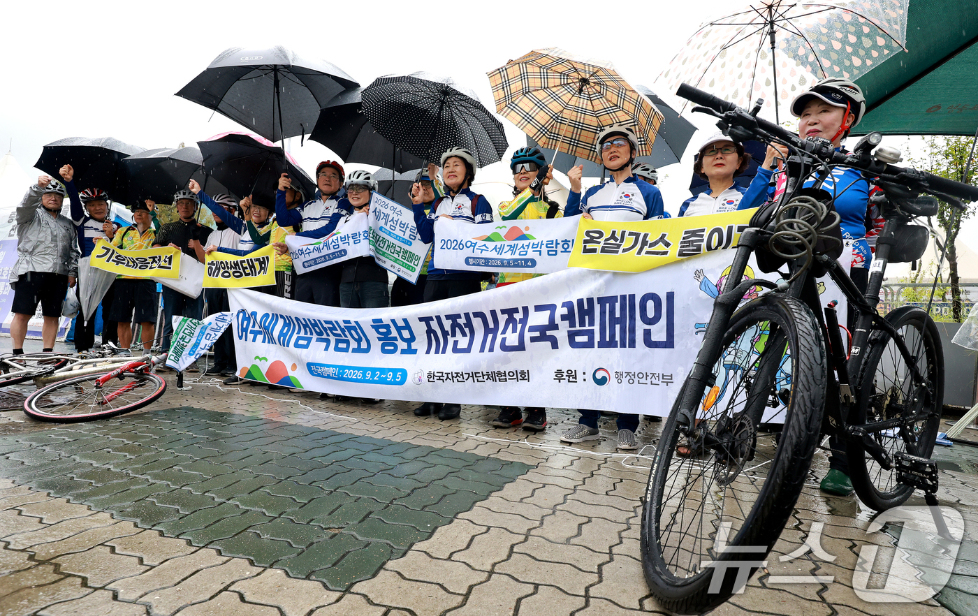 (서울=뉴스1) 이호윤 기자 = 한국자전거단체협의회 회원들이 1일 서울 여의도 국회 앞에서 여수섬세계박람회 홍보 자전거전국캠페인 시민자전거홍보단 발대식 기자회견을 하고 있다. 20 …