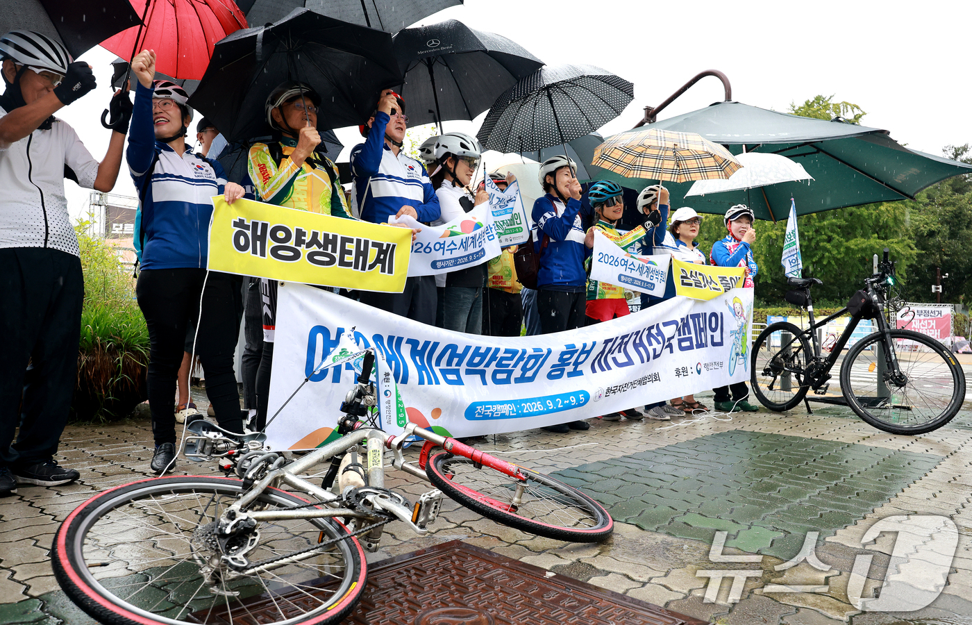 (서울=뉴스1) 이호윤 기자 = 한국자전거단체협의회 회원들이 1일 서울 여의도 국회 앞에서 여수섬세계박람회 홍보 자전거전국캠페인 시민자전거홍보단 발대식 기자회견을 하고 있다. 20 …