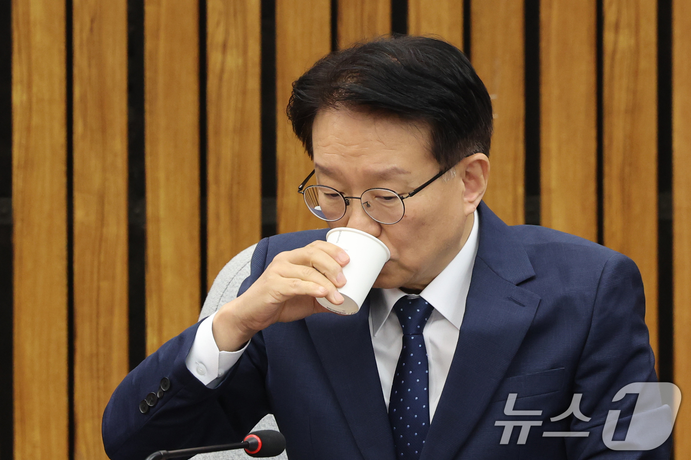 (서울=뉴스1) 황기선 기자 = 권칠승 더불어민주당 정책위의장이 1일 오전 서울 여의도 국회에서 열린 '더불어민주당-국민의힘 정책위원회 연석회의'에서 물을 마시고 있다.  2026 …
