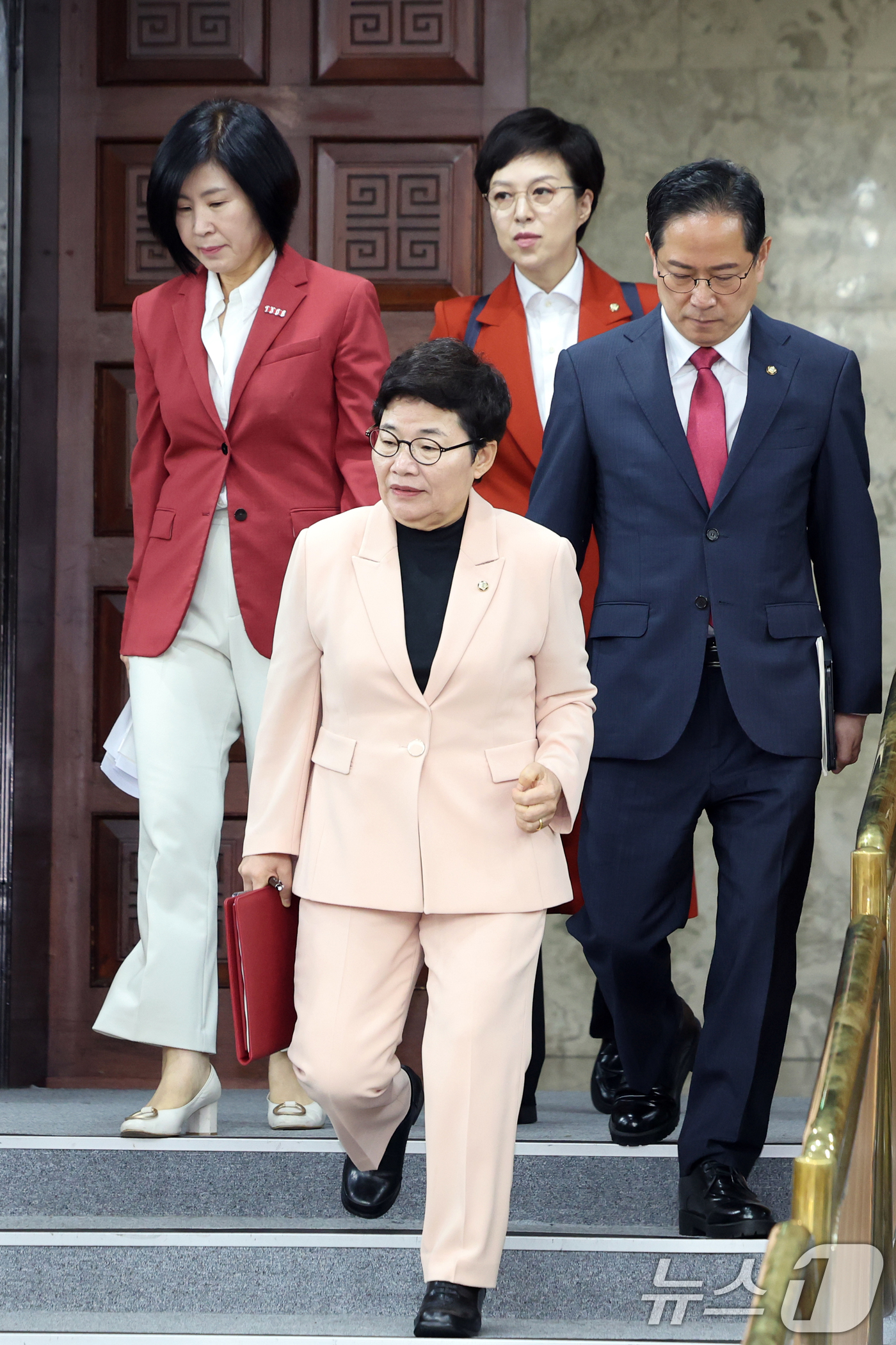 (서울=뉴스1) 황기선 기자 = 국민의힘 임이자 정책위의장과 의원들이 1일 오전 서울 여의도 국회에서 열린 '더불어민주당-국민의힘 정책위원회 연석회의'에 참석하고 있다.  2026 …