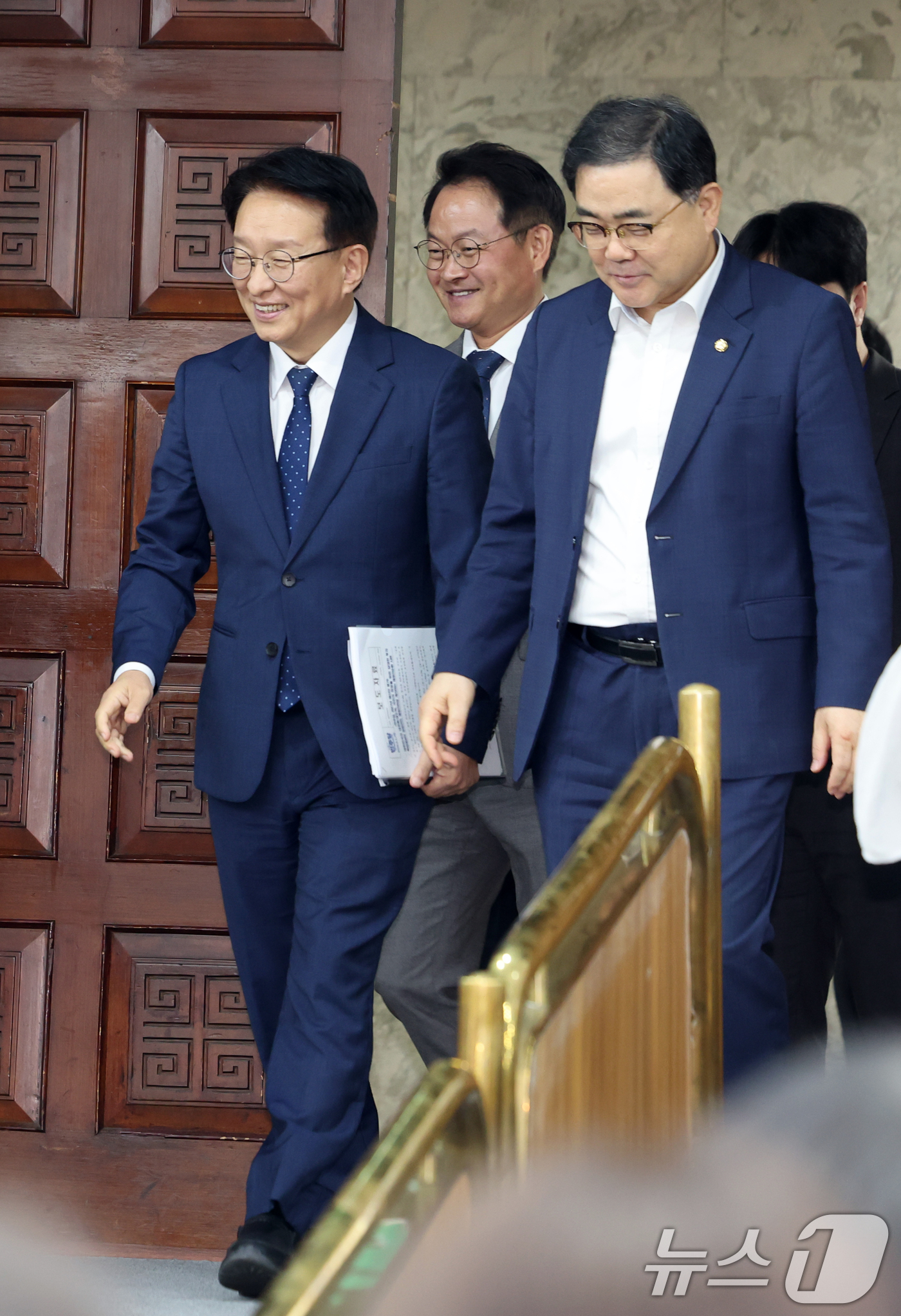 (서울=뉴스1) 황기선 기자 = 더불어민주당 권칠승 정책위의장과 의원들이 1일 오전 서울 여의도 국회에서 열린 '더불어민주당-국민의힘 정책위원회 연석회의'에 참석하고 있다.   2 …