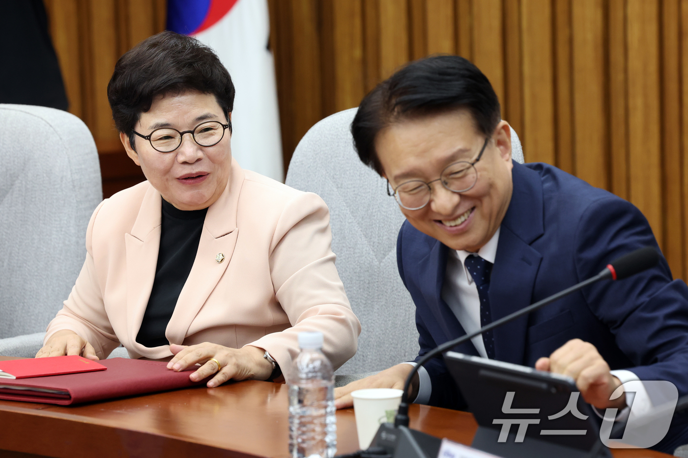 (서울=뉴스1) 황기선 기자 = 권칠승 더불어민주당 정책위의장과 임이자 국민의힘 정책위의장이 1일 오전 서울 여의도 국회에서 열린 '더불어민주당-국민의힘 정책위원회 연석회의'에서 …
