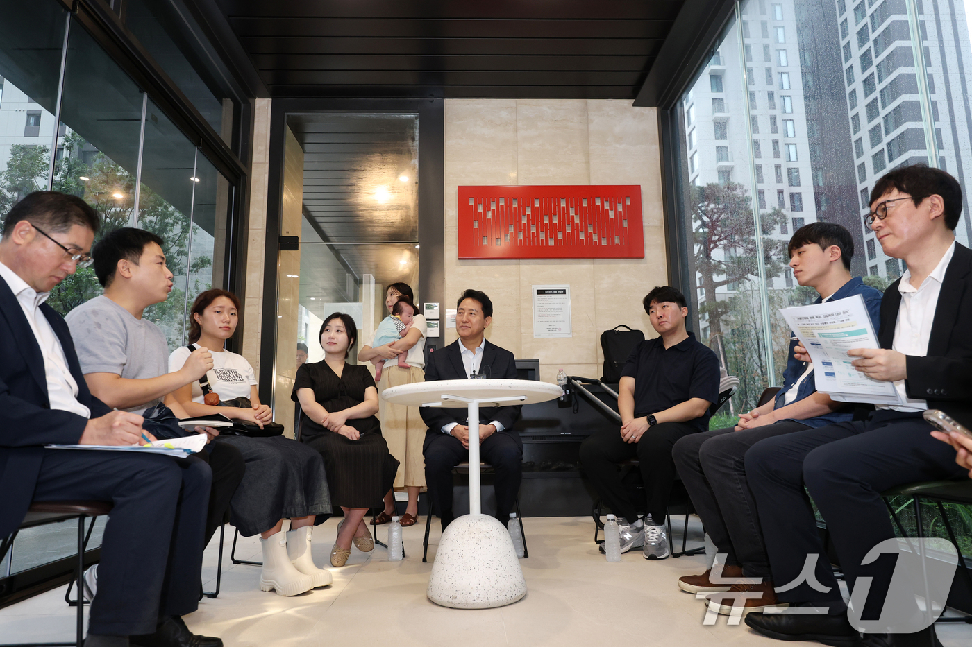 (서울=뉴스1) 최지환 기자 = 오세훈 서울시장이 1일 서울 송파구 잠실르엘에서 신혼부부 장기전세주택 미리내집 현장 간담회를 하고 있다. (공동취재) 2026.9.1/뉴스1