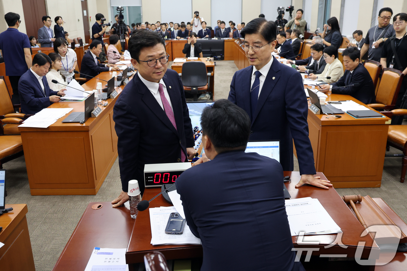 (서울=뉴스1) 황기선 기자 = 국회 행전안전위원회 이해식 더불어민주당 간사와 강명구 국민의힘 간사가 1일 오전 서울 여의도 국회에서 열린 행안위 전체회의에서 김영진 위원장과 대화 …