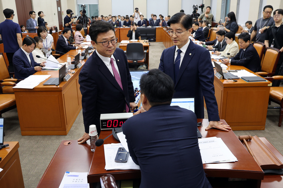 행안위원장과 대화 나누는 與野 간사