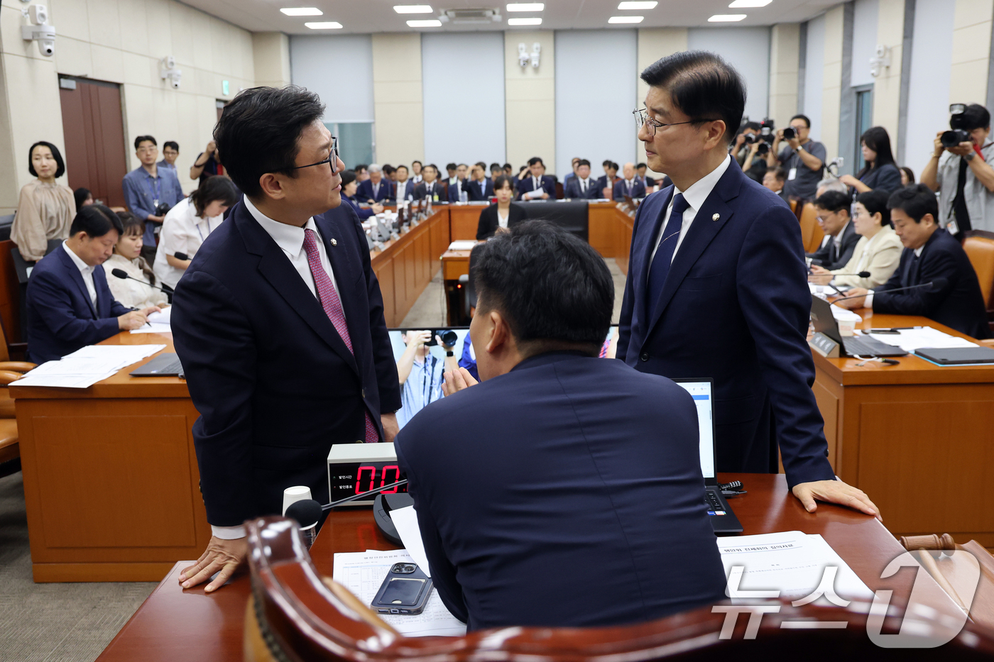 (서울=뉴스1) 황기선 기자 = 국회 행전안전위원회 이해식 더불어민주당 간사와 강명구 국민의힘 간사가 1일 오전 서울 여의도 국회에서 열린 행안위 전체회의에서 김영진 위원장과 대화 …