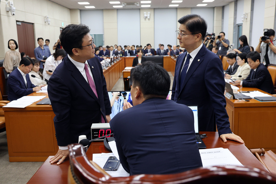 행안위원장과 대화 나누는 與野 간사