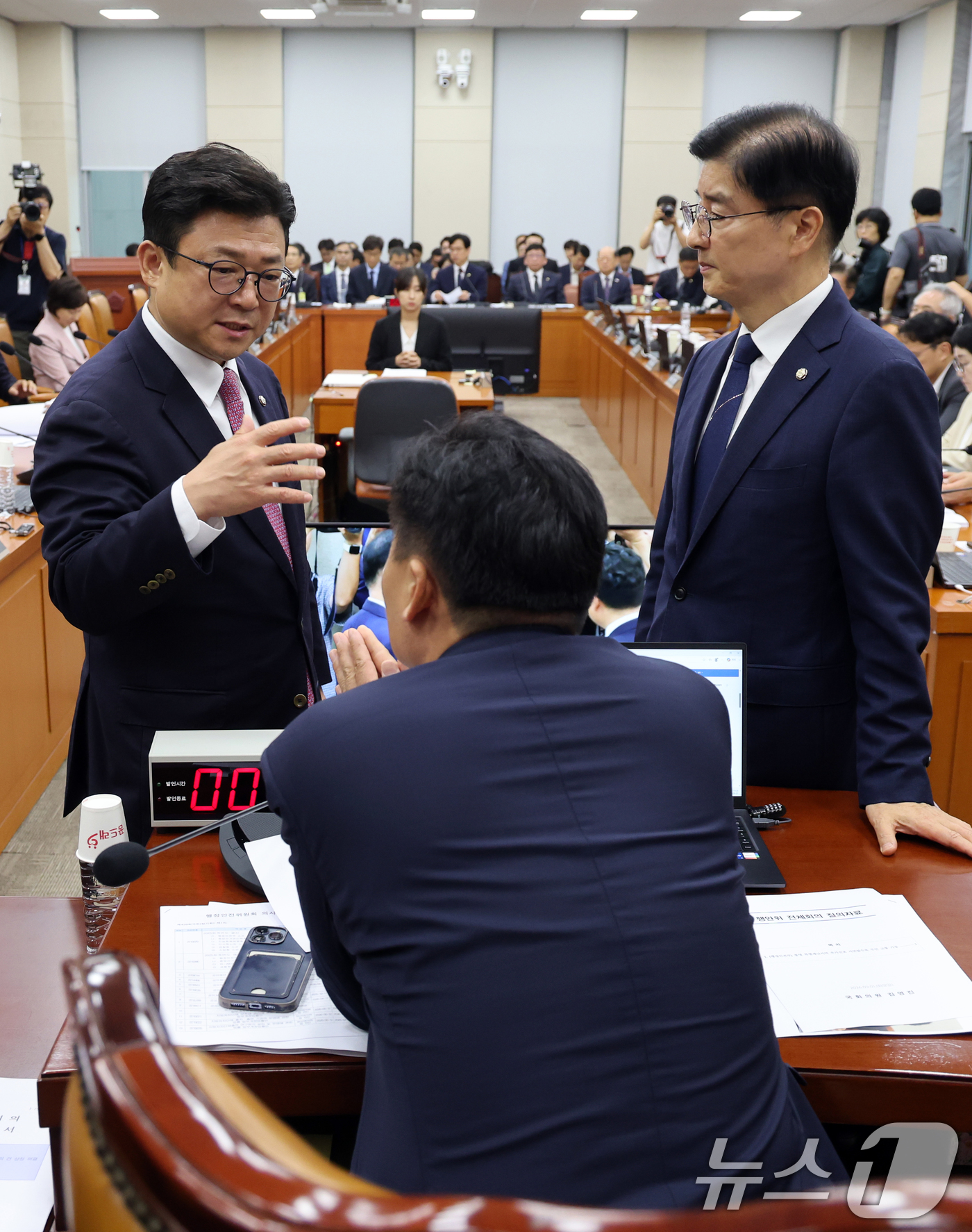 (서울=뉴스1) 황기선 기자 = 국회 행전안전위원회 이해식 더불어민주당 간사와 강명구 국민의힘 간사가 1일 오전 서울 여의도 국회에서 열린 행안위 전체회의에서 김영진 위원장과 대화 …