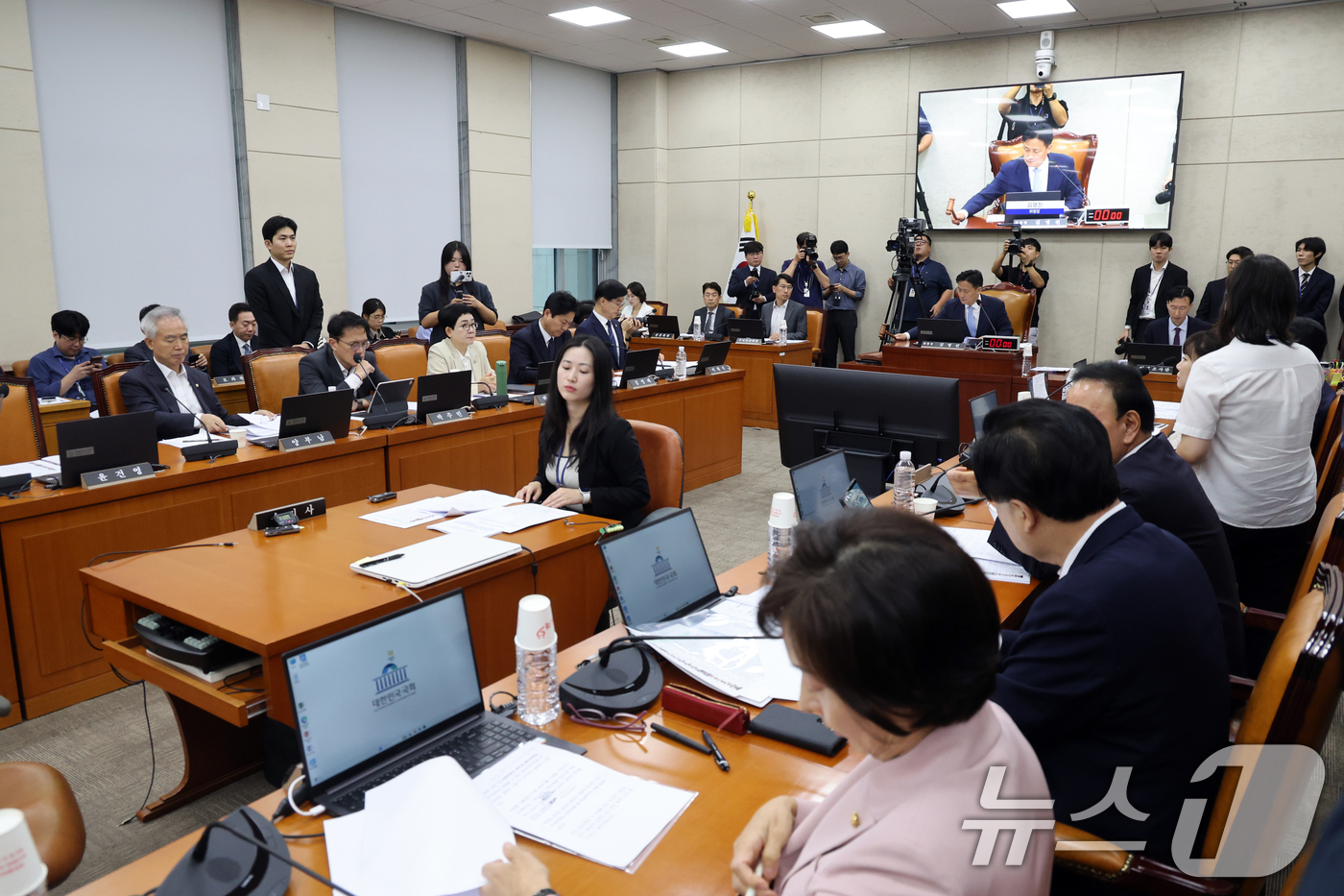 (서울=뉴스1) 황기선 기자 = 김영진 행안위원장이 1일 오전 서울 여의도 국회에서 열린 행정안전위원회 전체회의에서 의사봉을 두드리고 있다.  2026.9.1/뉴스1