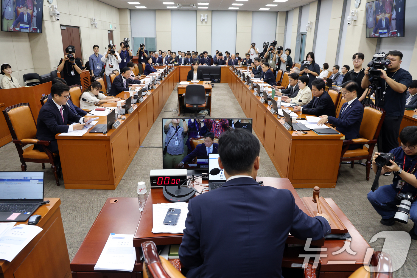(서울=뉴스1) 황기선 기자 = 김영진 행안위원장이 1일 오전 서울 여의도 국회에서 열린 행정안전위원회 전체회의에서 의사봉을 두드리고 있다.  2026.9.1/뉴스1