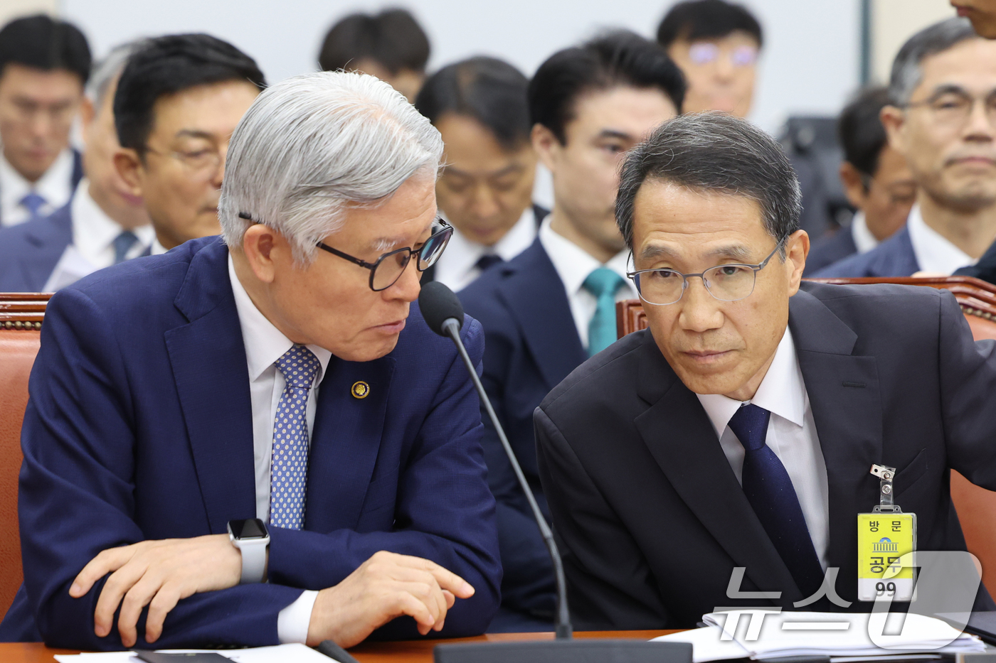 (서울=뉴스1) 황기선 기자 = 최동석 인사혁신처장과 유재성 경찰청장 직무대행이 1일 오전 서울 여의도 국회에서 열린 행정안전위원회 전체회의에서 대화를 나누고 있다.  2026.9 …