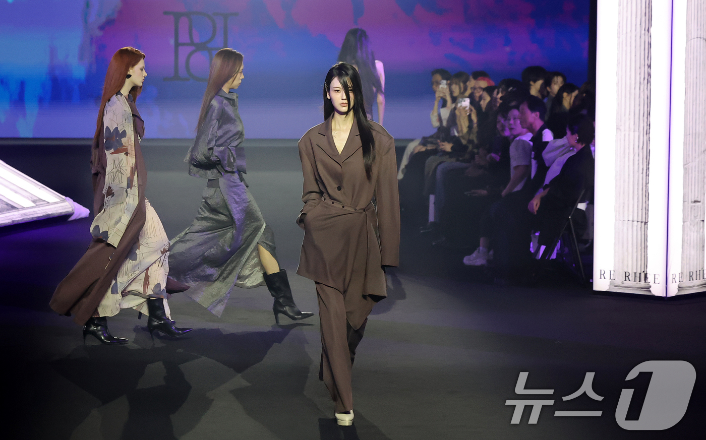 (서울=뉴스1) 김진환 기자 = 1일 서울 중구 동대문디자인플라자(DDP)에서 열린 2027 S/S서울패션위크 라이(LIE) 패션쇼에서 모델들이 런웨이를 선보이고 있다. 2026. …
