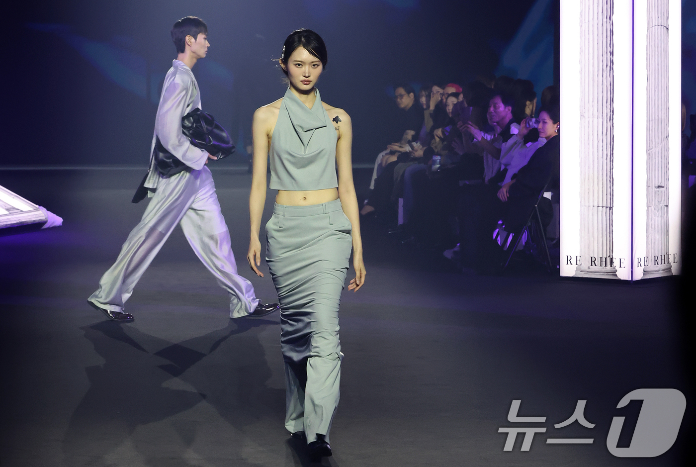 (서울=뉴스1) 김진환 기자 = 1일 서울 중구 동대문디자인플라자(DDP)에서 열린 2027 S/S서울패션위크 라이(LIE) 패션쇼에서 한 모델이 런웨이를 선보이고 있다. 2026 …