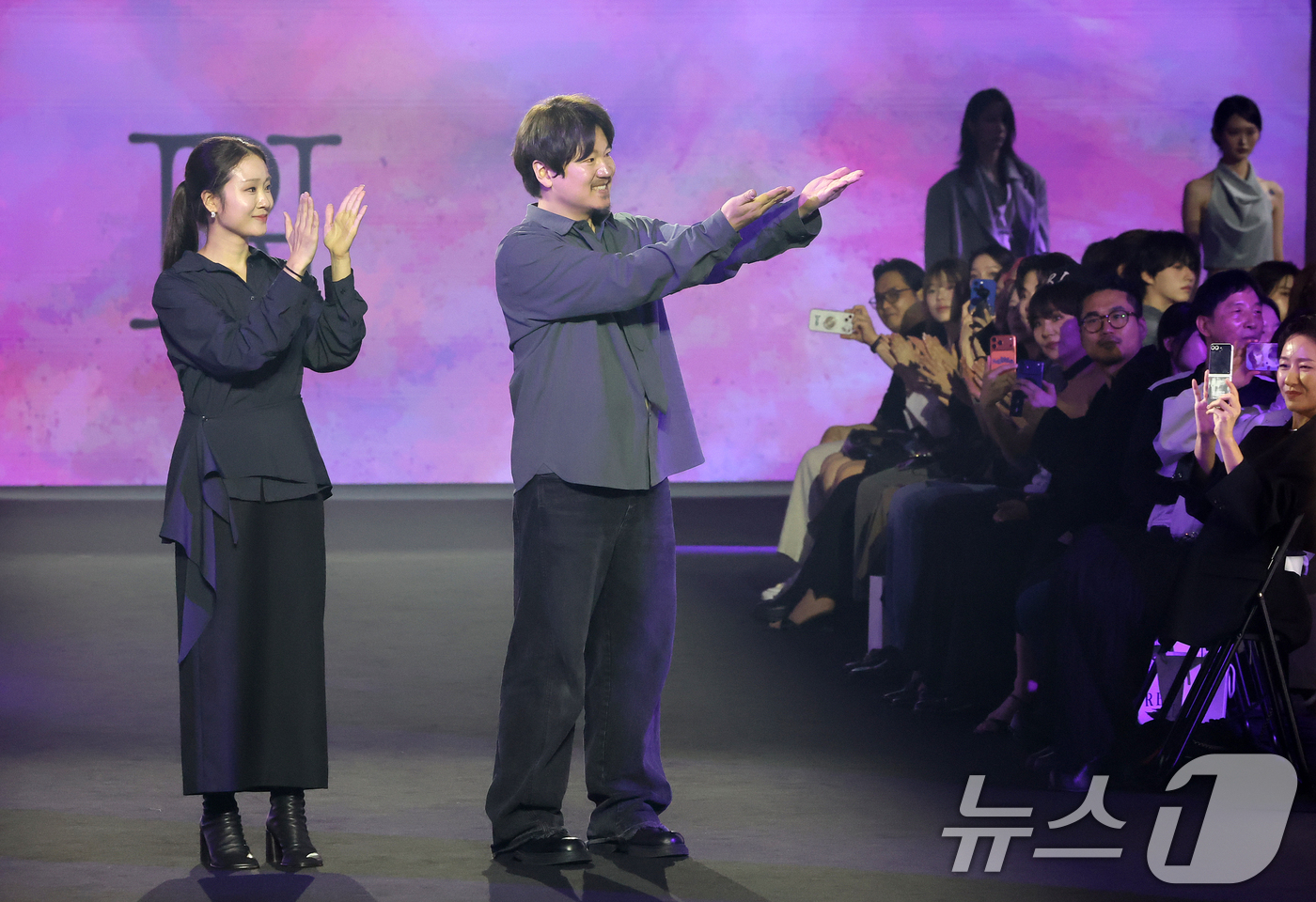 (서울=뉴스1) 김진환 기자 = 디자이너 브랜드 리이(RE RHEE)의 주현정, 이준복 디자이너가 1일 서울 중구 동대문디자인플라자(DDP)에서 열린 2027 S/S서울패션위크 라 …