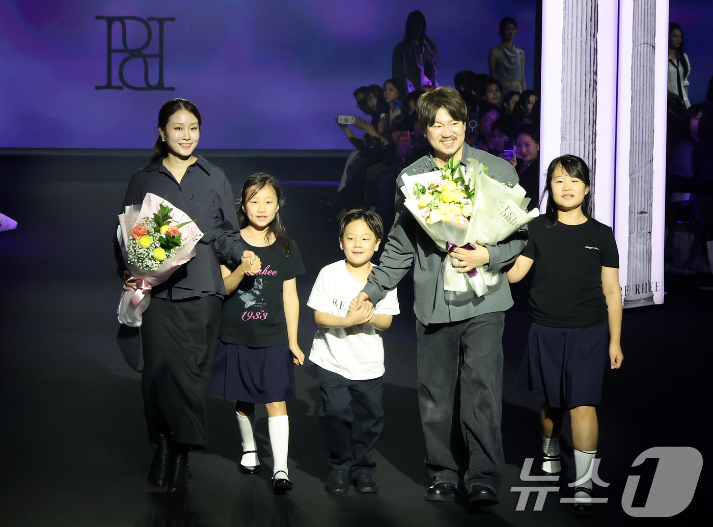 (서울=뉴스1) 김진환 기자 = 디자이너 브랜드 리이(RE RHEE)의 주현정, 이준복 디자이너가 1일 서울 중구 동대문디자인플라자(DDP)에서 열린 2027 S/S서울패션위크 라 …