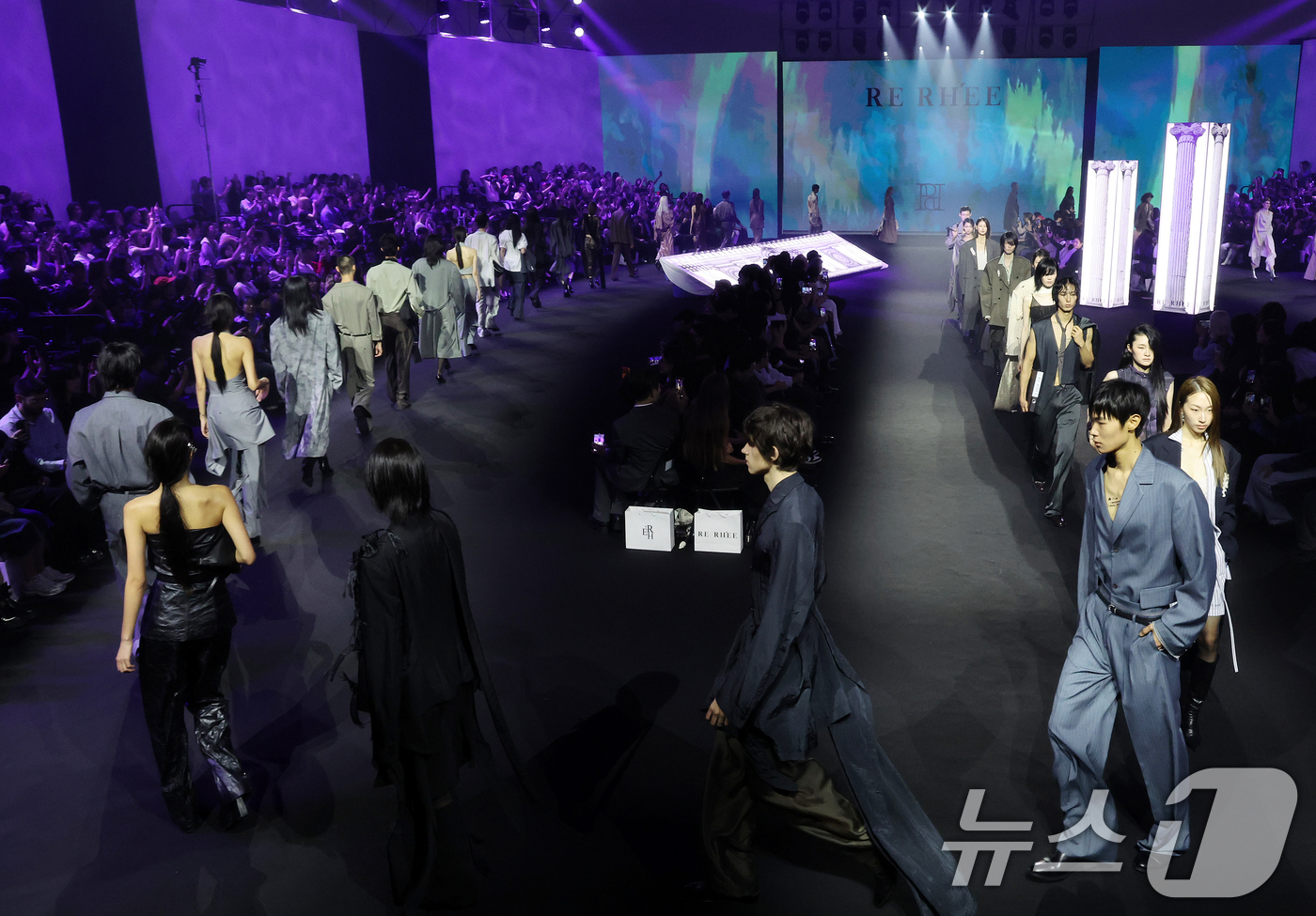 (서울=뉴스1) 김진환 기자 = 1일 서울 중구 동대문디자인플라자(DDP)에서 열린 2027 S/S서울패션위크 라이(LIE) 패션쇼에서 모델들이 런웨이를 선보이고 있다. 2026. …